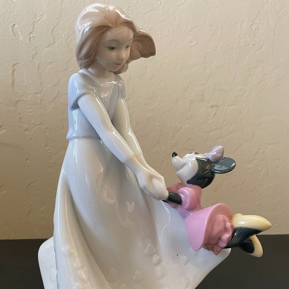 Nao by Lladro Disney Friends With Minnie Mouse #1643